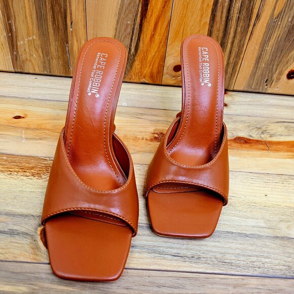 Cape Robbin Cognac Lithe My Life Pyramid Heels Mule NWT! - Picture 4 of 7